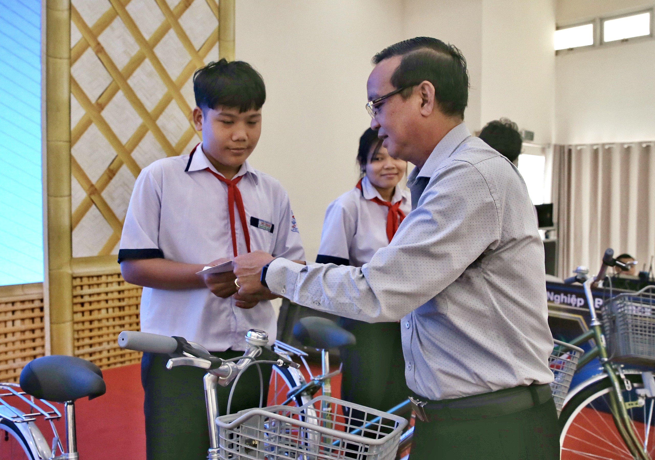 Mang Tết đến với gia đ&igrave;nh ch&iacute;nh s&aacute;ch, hộ ngh&egrave;o v&agrave; học sinh vượt kh&oacute;- Ảnh 10.