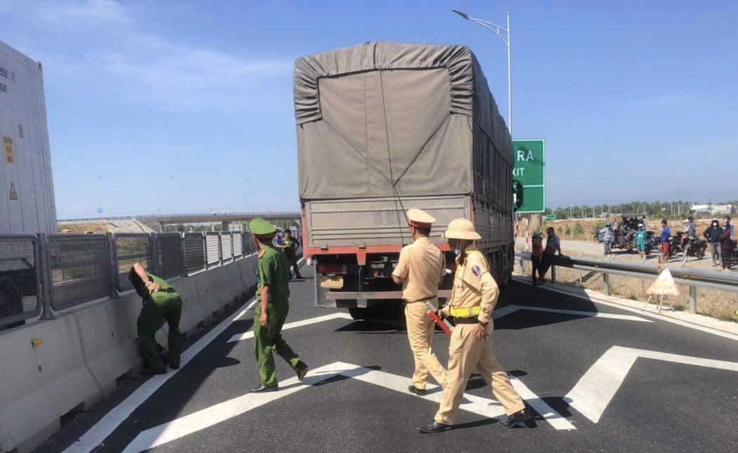 Khởi tố vụ &aacute;n t&agrave;i xế xe tải t&ocirc;ng CSGT rồi chạy l&ecirc;n tuyến cao tốc Vĩnh Hảo &ndash; Phan Thiết- Ảnh 1.