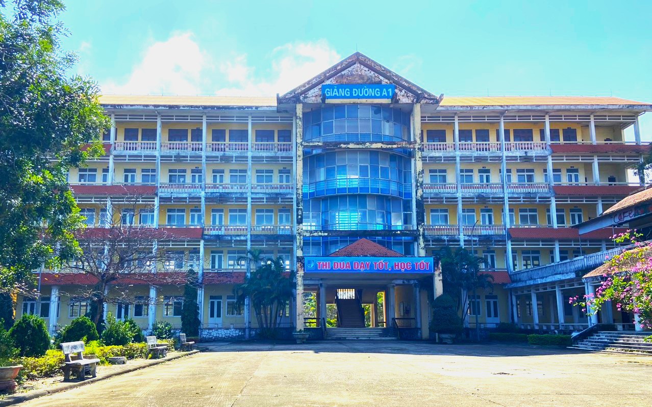 Không có tiền trả lương, Trường Đại học Quảng Bình hoãn hợp đồng 39 giảng viên, nhân viên