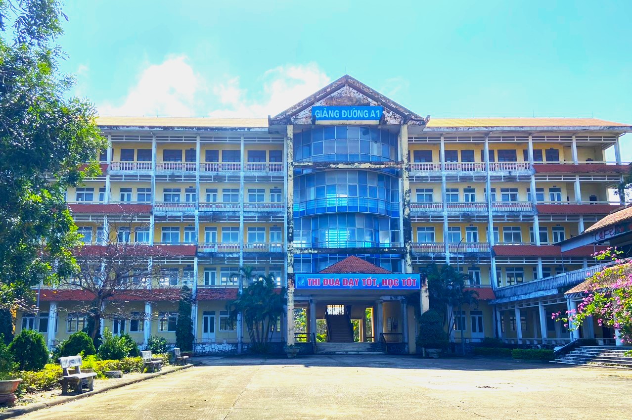Không có tiền trả lương, Trường Đại học Quảng Bình hoãn hợp đồng 39 giảng viên, nhân viên- Ảnh 2.