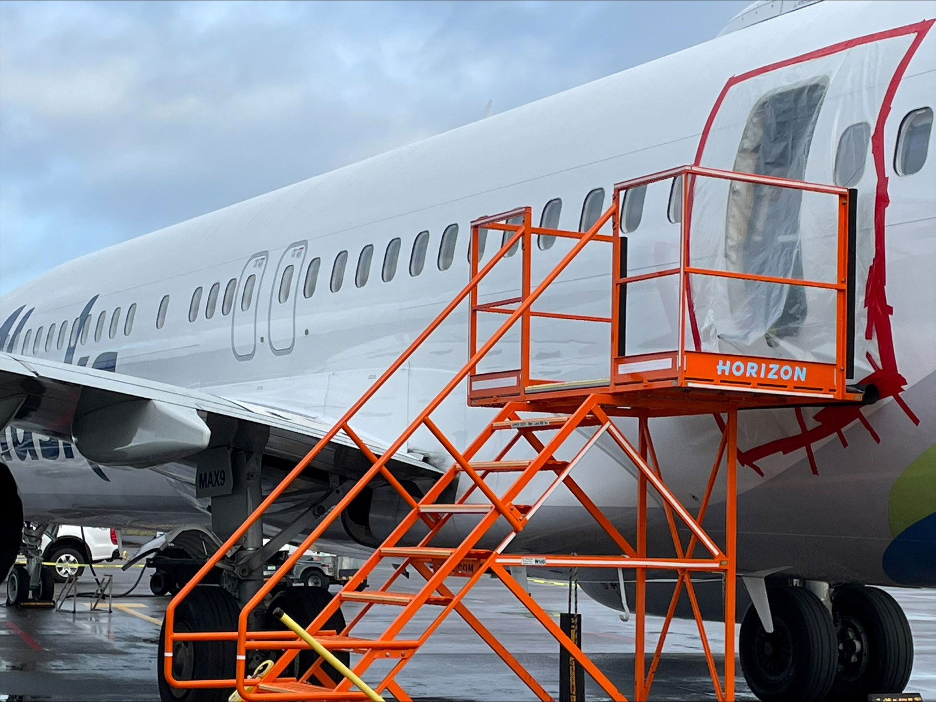 Chiếc m&aacute;y bay gặp sự cố bung th&acirc;n được điều tra ở TP Portland, bang Oregon - Mỹ h&ocirc;m 7-1 Ảnh: REUTERS
