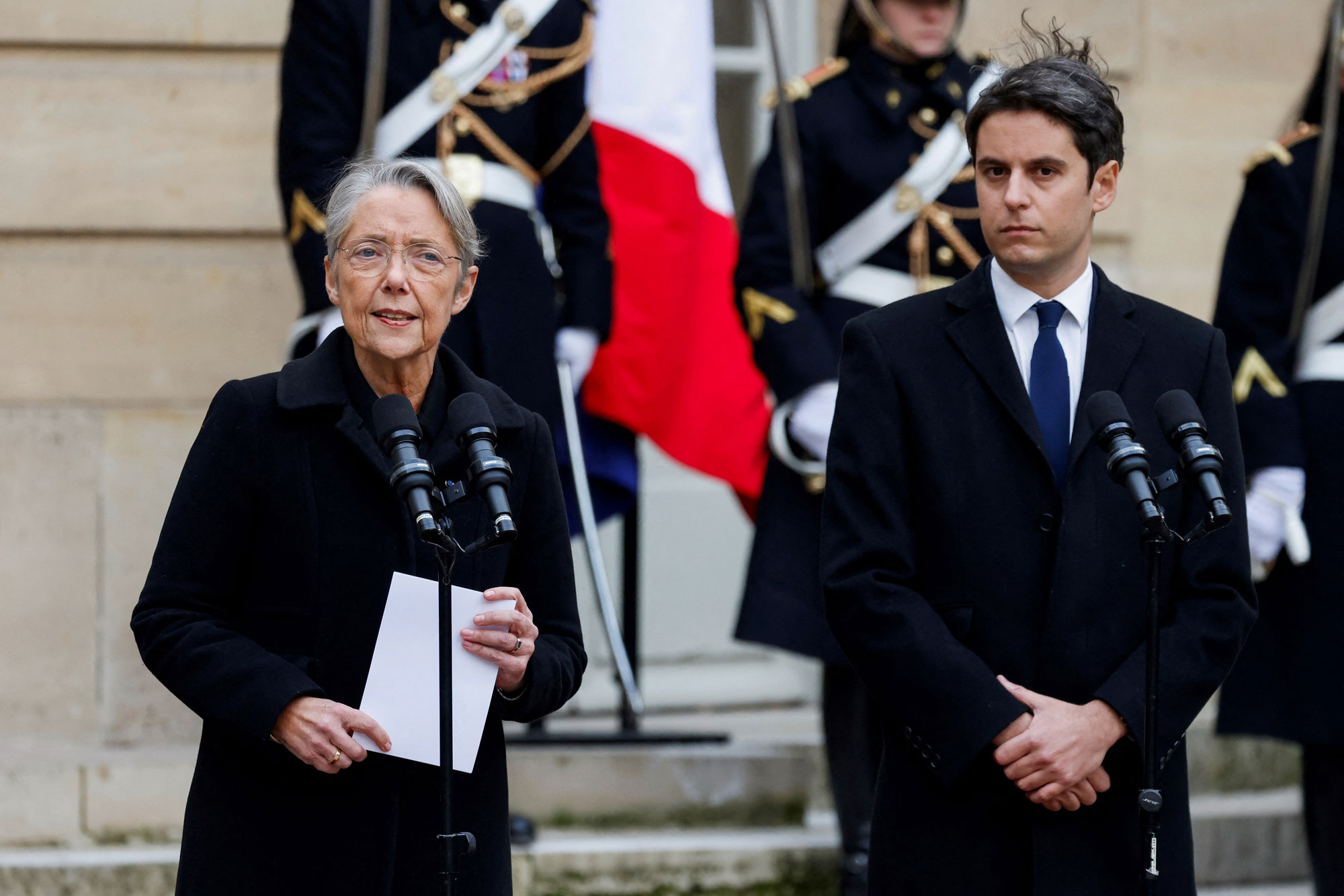 T&acirc;n Thủ tướng Ph&aacute;p Gabriel Attal v&agrave; người tiền nhiệm Elisabeth Borne  tại thủ đ&ocirc; Paris ng&agrave;y 9-1 Ảnh: REUTERS