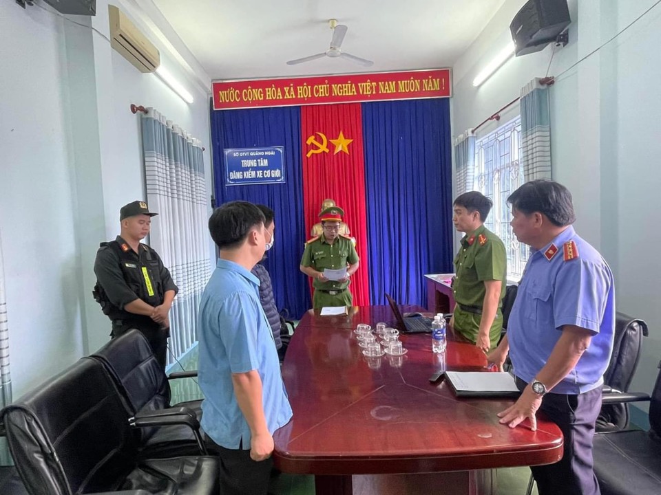 Khởi tố gi&aacute;m đốc v&agrave; 2 nh&acirc;n vi&ecirc;n trung t&acirc;m đăng kiểm - Ảnh 1.