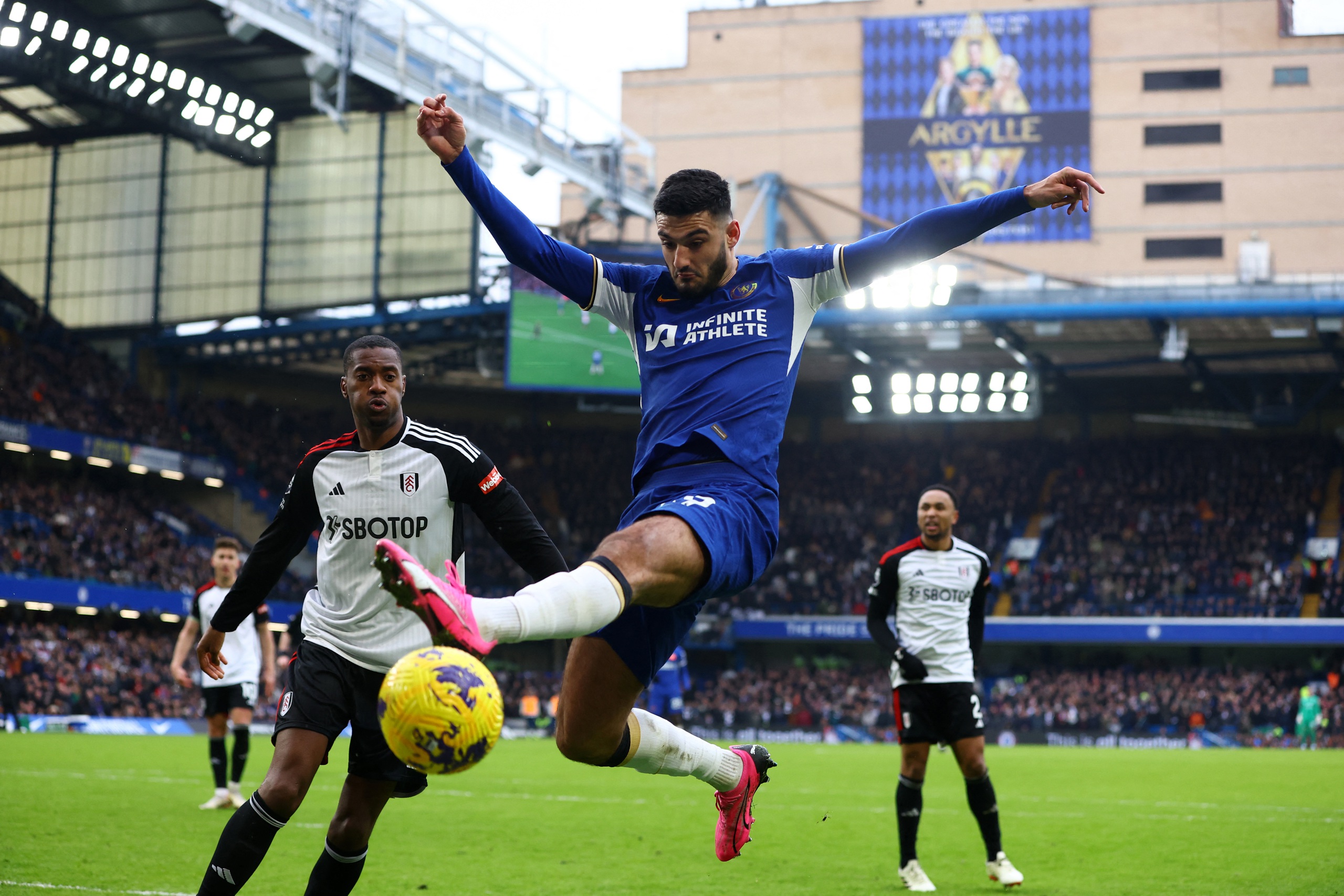 Thắng hú vía Fulham, Chelsea vươn lên Top 8 Ngoại hạng - Ảnh 1.