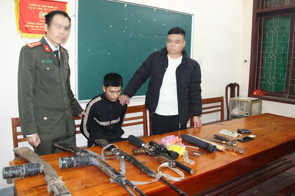 Kh&aacute;m x&eacute;t nh&agrave; &ldquo;tr&ugrave;m" ma t&uacute;y trẻ tuổi, thu giữ cả &ldquo;kho&rdquo; vũ kh&iacute;- Ảnh 1.