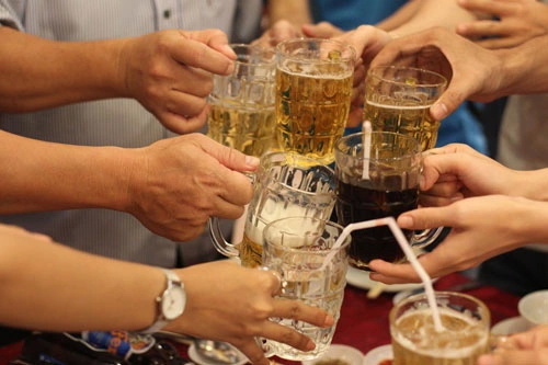 &Eacute;p buộc người kh&aacute;c uống rượu, bia c&oacute; bị phạt?- Ảnh 1.