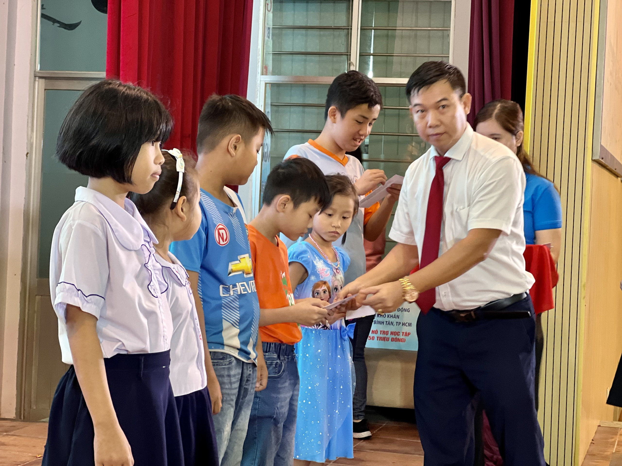 Báo Người Lao động trao 50 suất học bổng tiếp sức con đoàn viên - lao động vượt khó, học giỏi - Ảnh 3.