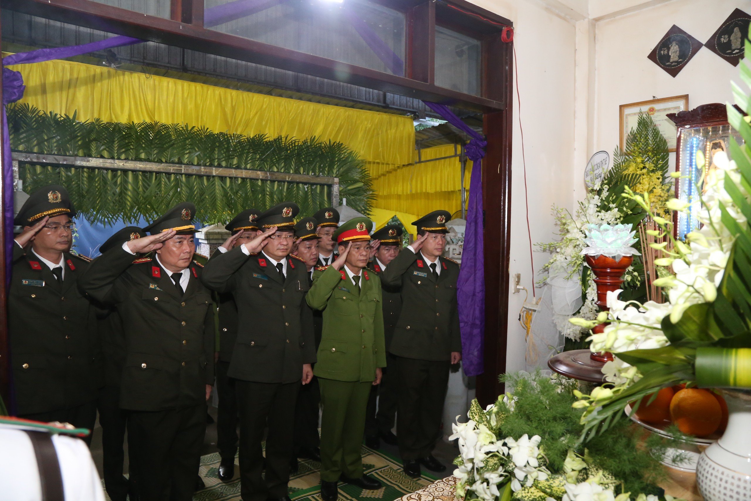 Tiễn biệt ph&oacute; trưởng c&ocirc;ng an phường hy sinh khi khống chế người t&acirc;m thần- Ảnh 2.