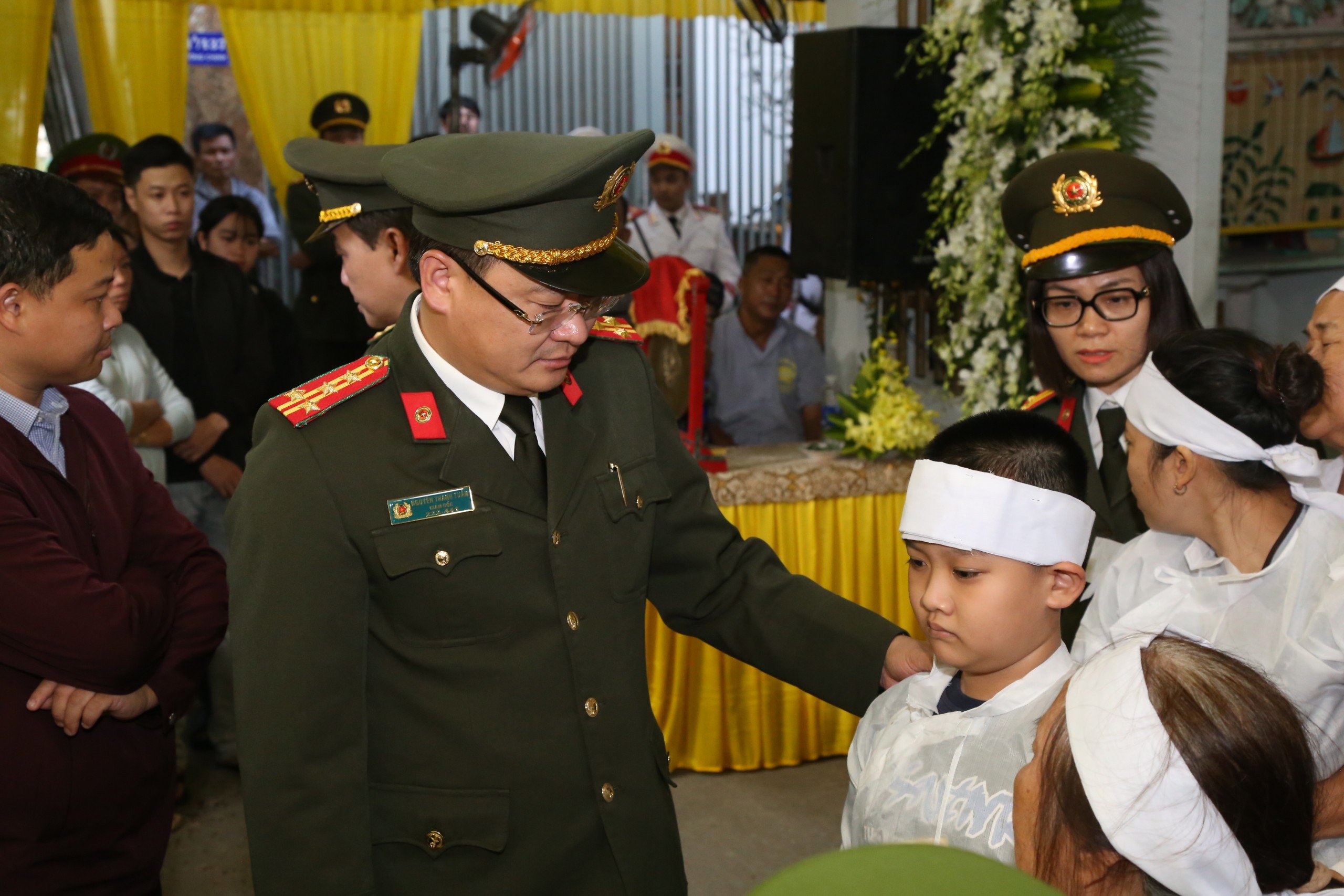 Tiễn biệt ph&oacute; trưởng c&ocirc;ng an phường hy sinh khi khống chế người t&acirc;m thần- Ảnh 3.