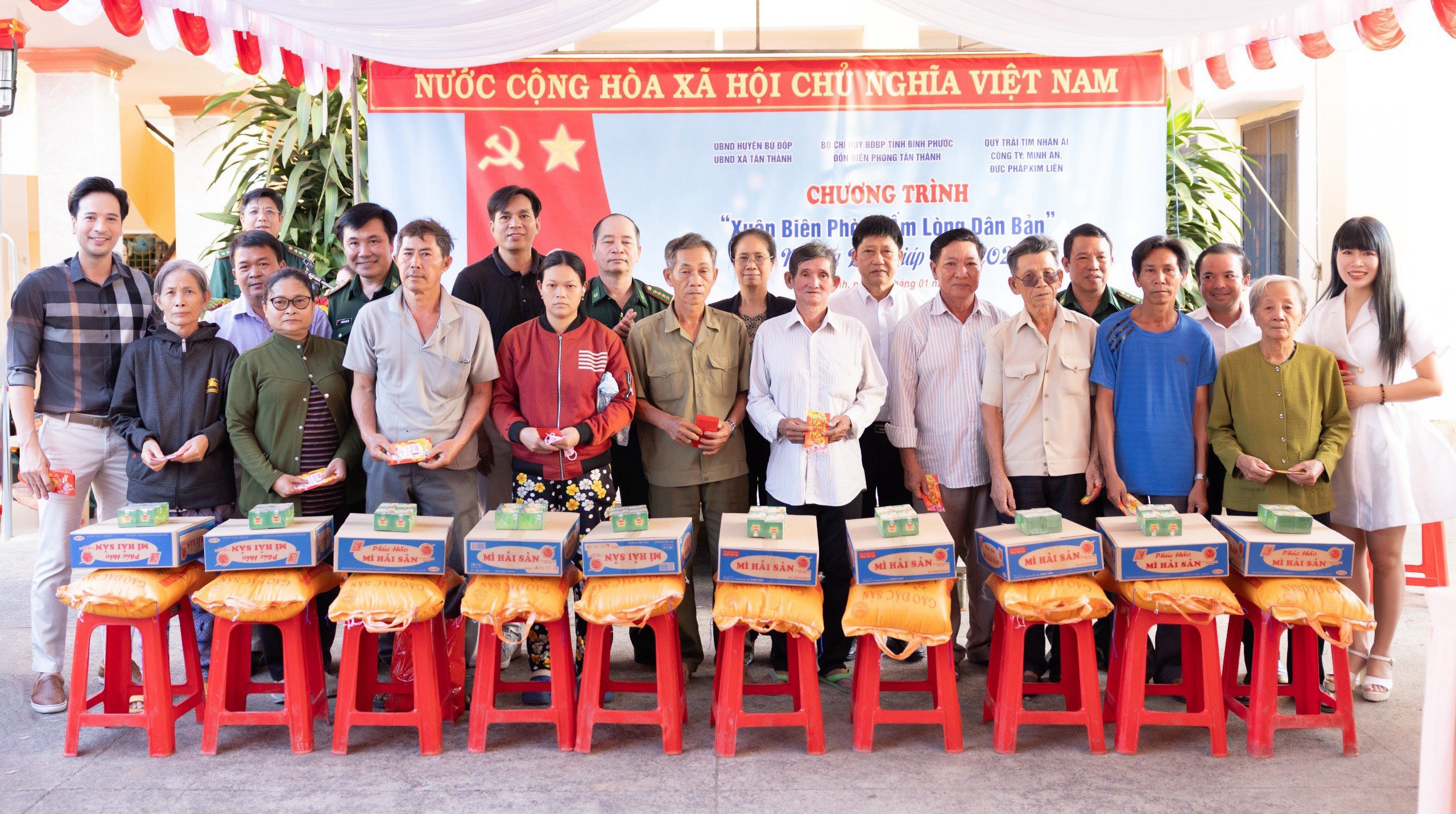 Chương trình Trái tim nhân ái cùng nghệ sĩ trao quà Tết tại Bình Phước- Ảnh 1.