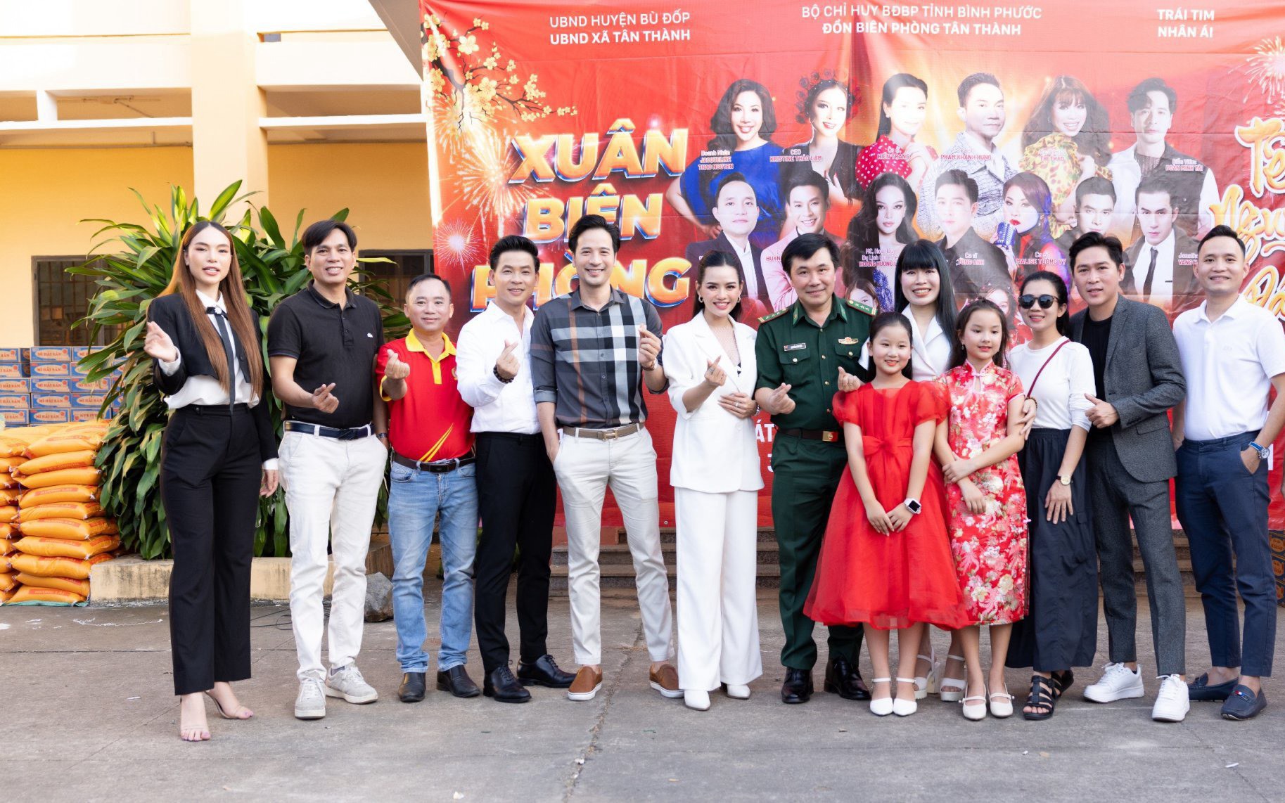 Chương trình Trái tim nhân ái cùng nghệ sĩ trao quà Tết tại Bình Phước