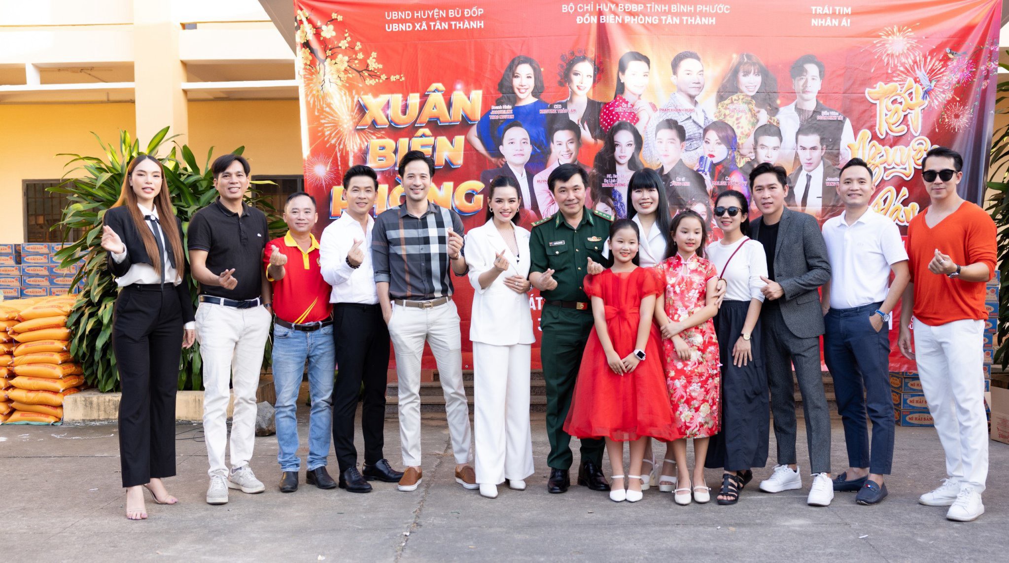 Chương trình Trái tim nhân ái cùng nghệ sĩ trao quà Tết tại Bình Phước- Ảnh 2.