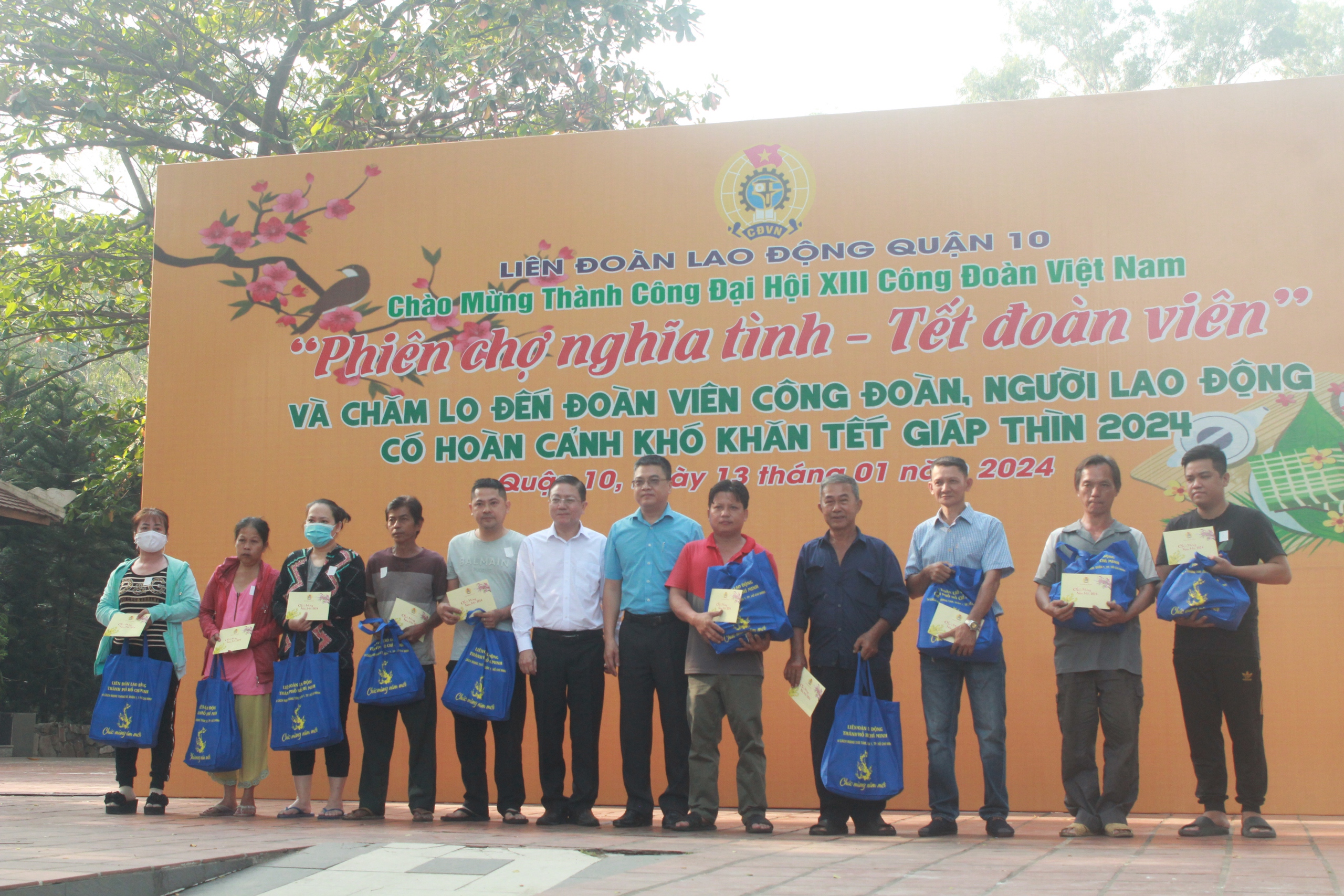 C&ocirc;ng nh&acirc;n h&agrave;o hứng mua h&agrave;ng Việt Nam chất lượng cao với gi&aacute; rẻ- Ảnh 4.