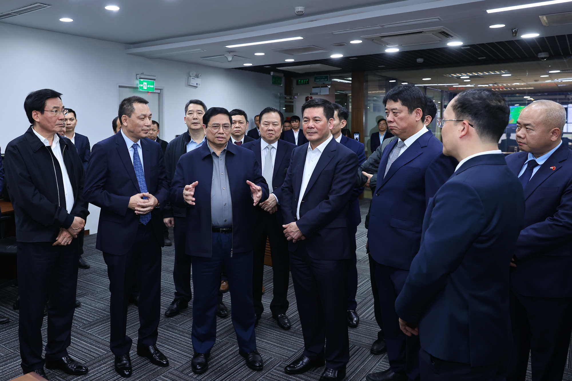 Thủ tướng động viên ngành điện "không hoang mang, lo sợ" trước khó khăn mang tính sự cố, tình thế- Ảnh 2.