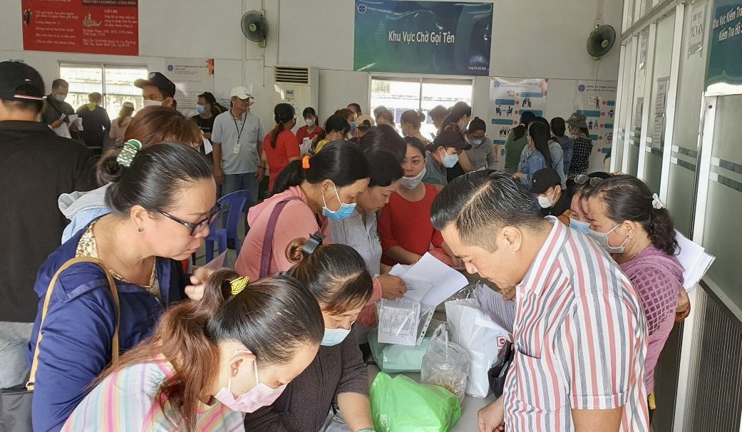 Mất việc ở tuổi 40 kh&ocirc;ng dễ d&agrave;ng g&igrave;- Ảnh 1.