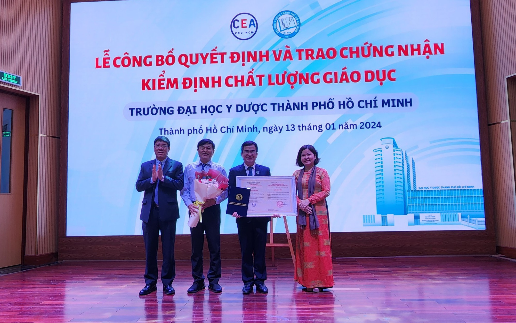 Trao chứng nhận kiểm định chất lượng cơ sở giáo dục chu kỳ 2 cho Đại học Y dược TP HCM