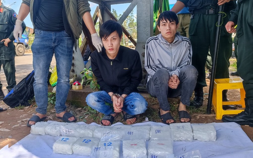 Bắt 2 anh em ruột vận chuyển 20kg tinh thể màu trắng nghi ma túy