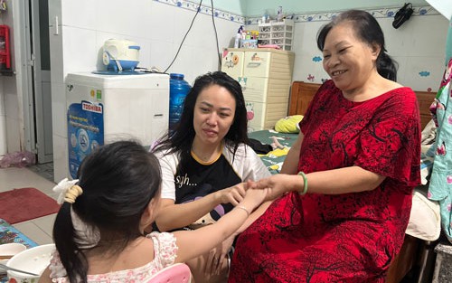 Ấm áp nơi đất khách