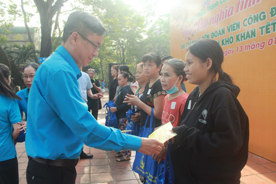 &Ocirc;ng Nguyễn Hữu Thanh, Chủ tịch LĐLĐ quận 10, TP HCM - tặng qu&agrave; Tết cho đo&agrave;n vi&ecirc;n nghiệp đo&agrave;n kh&oacute; khăn Ảnh: THANH NGA