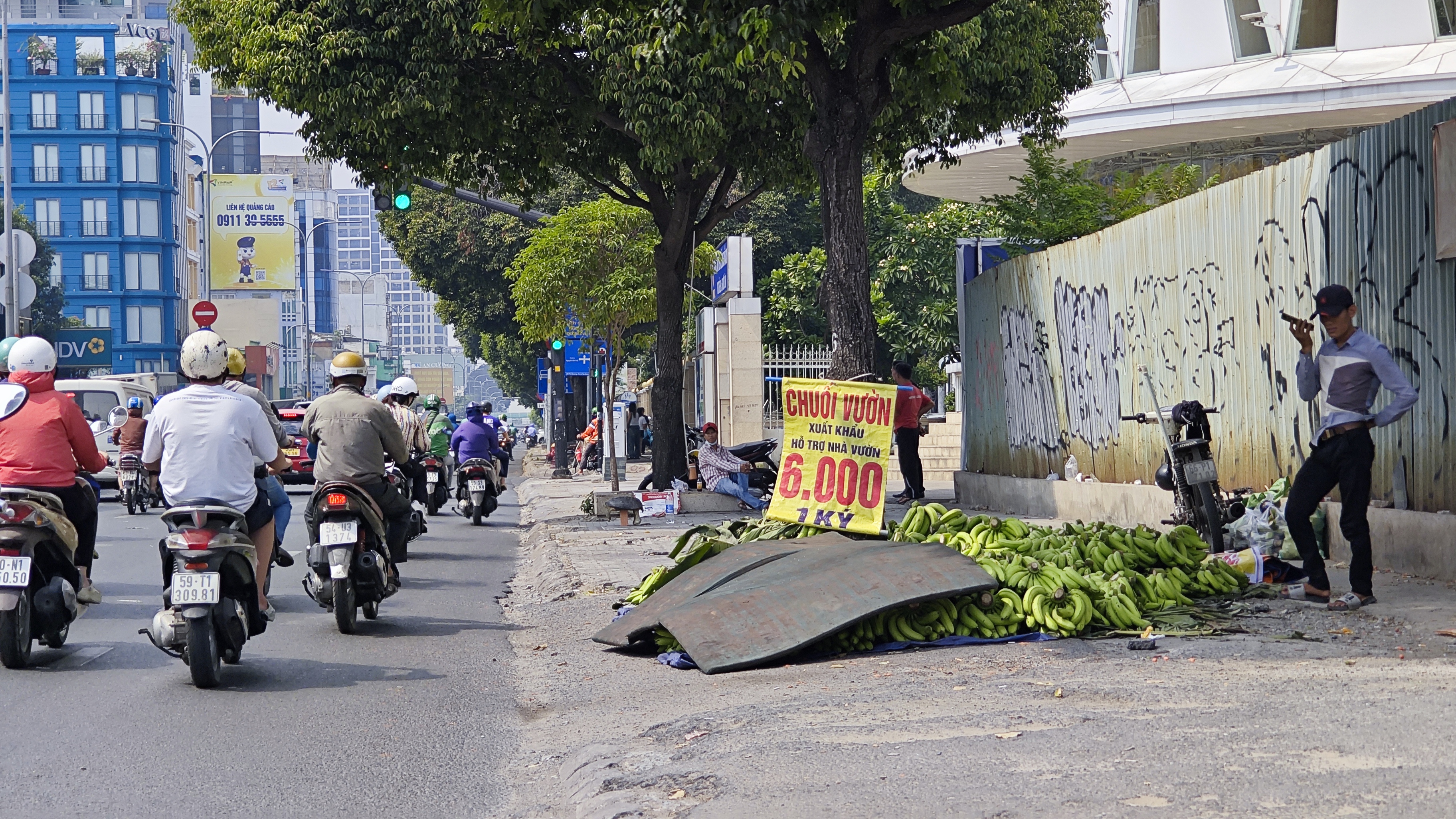Chuối xuất khẩu lại dội chợ, đổ ra lề đường- Ảnh 2.