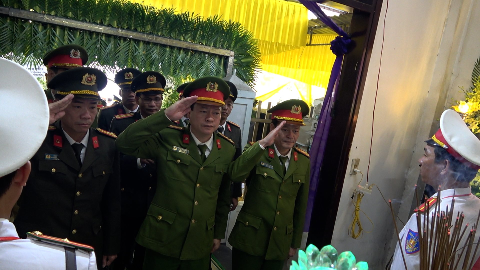 Thăng cấp bậc hàm lên trung tá cho phó công an phường bị kẻ tâm thần đâm tử vong- Ảnh 2.