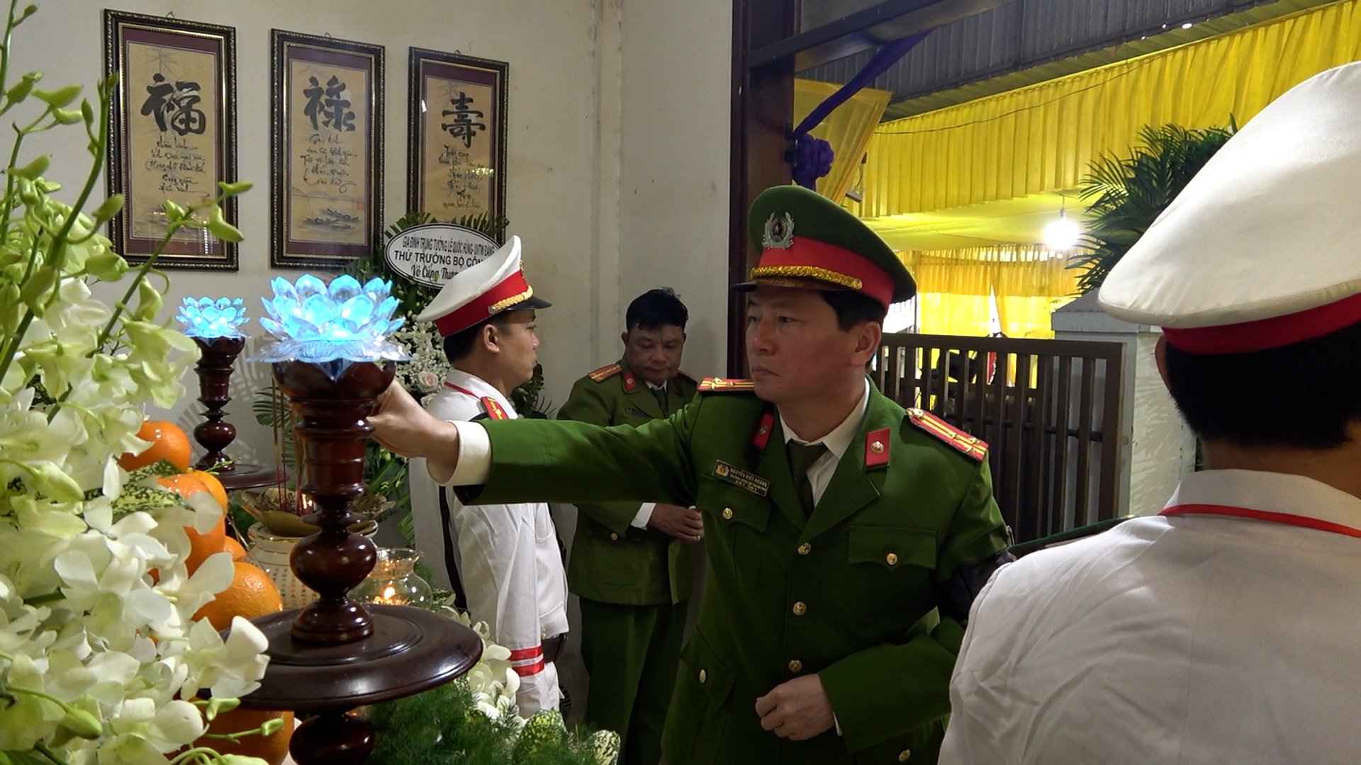 Thăng cấp bậc hàm lên trung tá cho phó công an phường bị kẻ tâm thần đâm tử vong- Ảnh 1.