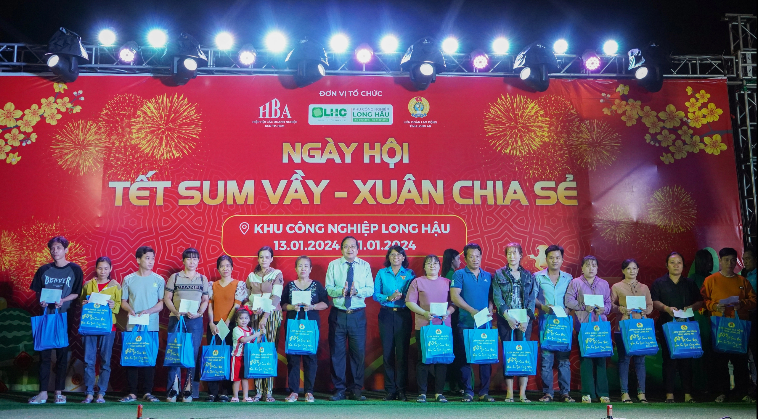 C&ocirc;ng nh&acirc;n Khu c&ocirc;ng nghiệp Long Hậu được tặng qu&agrave; Tết sớm- Ảnh 1.