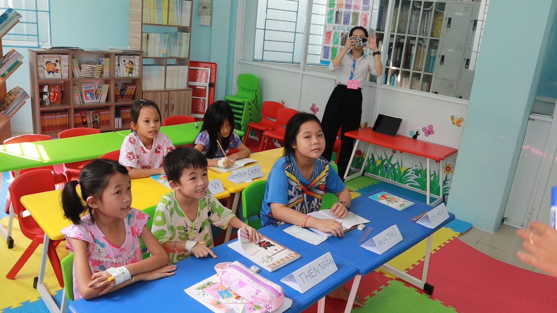 &ldquo;Lớp học vui vẻ&rdquo; cho trẻ nhỏ trong bệnh viện- Ảnh 4.