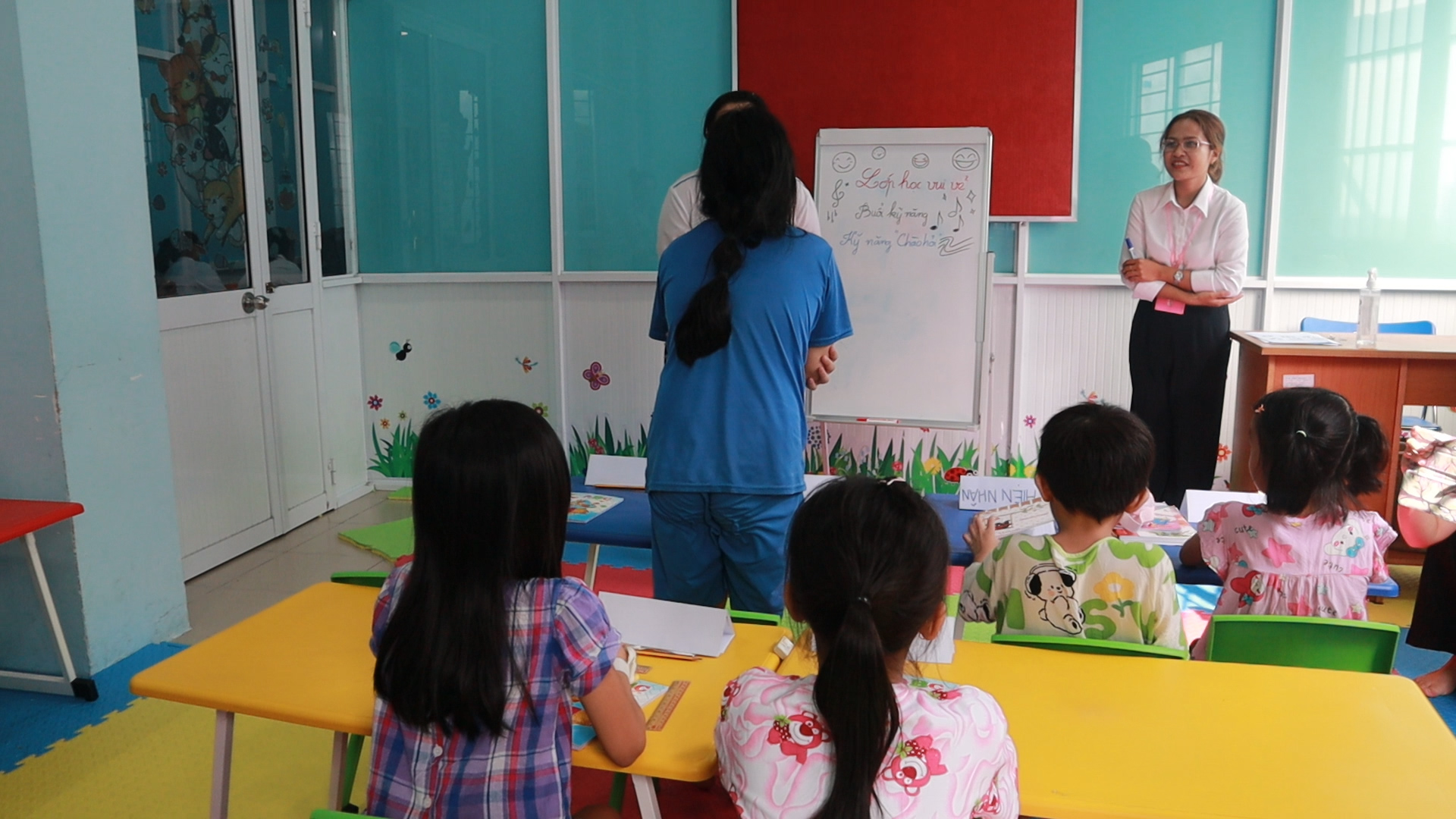 &ldquo;Lớp học vui vẻ&rdquo; cho trẻ nhỏ trong bệnh viện- Ảnh 1.