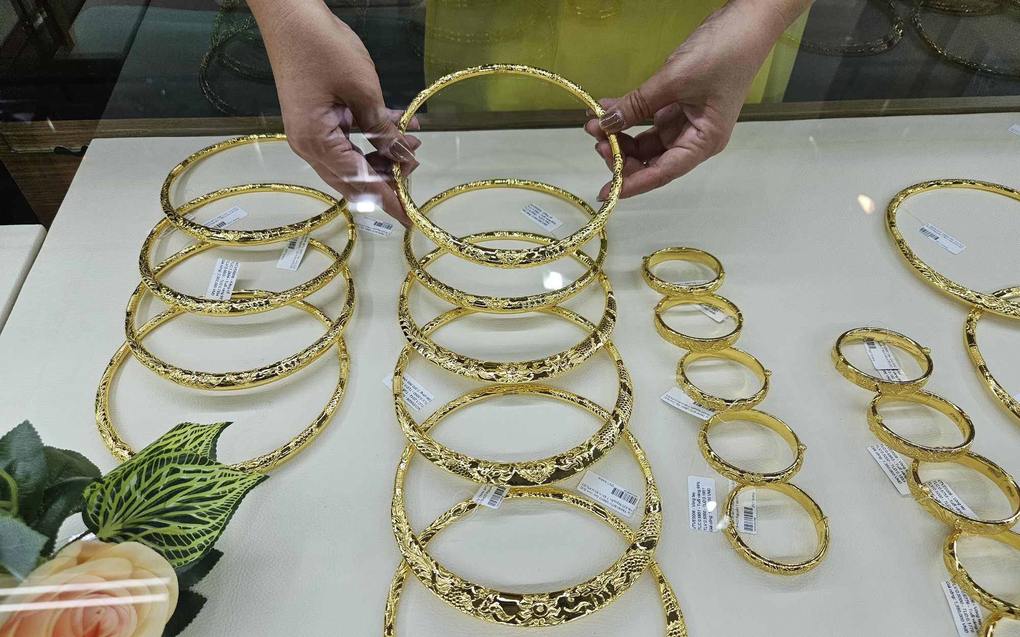 Giá vàng SJC lập đỉnh của năm, có nên mua vào lúc này?