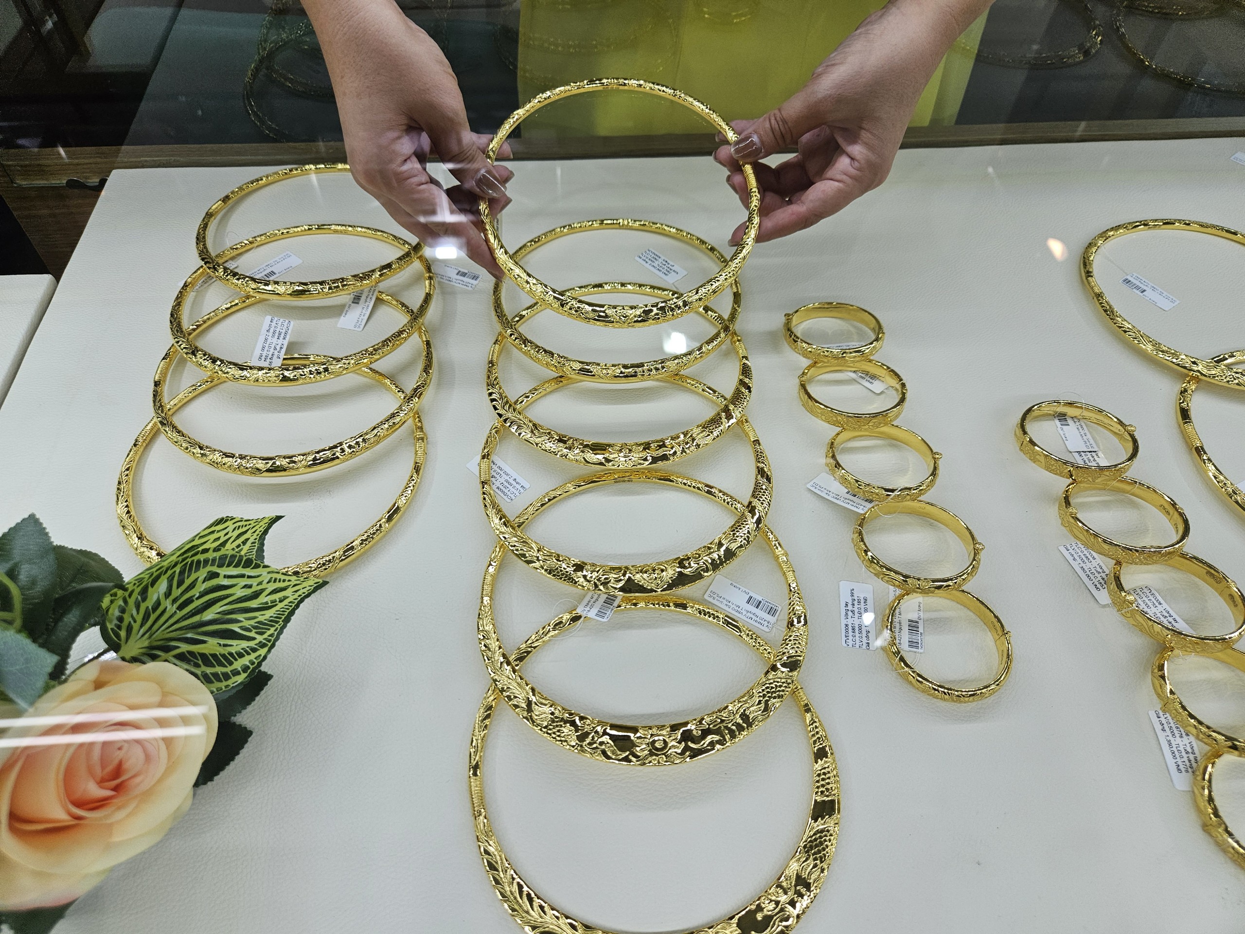 Gi&aacute; v&agrave;ng SJC lập đỉnh của năm, c&oacute; n&ecirc;n mua v&agrave;o l&uacute;c n&agrave;y?- Ảnh 1.