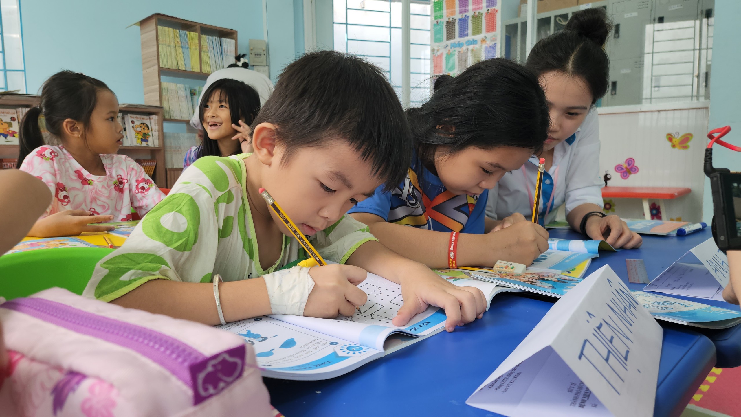 &ldquo;Lớp học vui vẻ&rdquo; cho trẻ nhỏ trong bệnh viện- Ảnh 2.