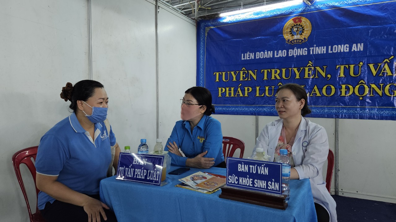 C&ocirc;ng nh&acirc;n Khu c&ocirc;ng nghiệp Long Hậu được tặng qu&agrave; Tết sớm- Ảnh 2.