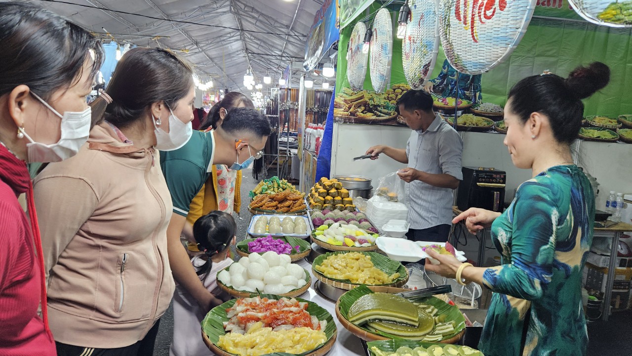 C&ocirc;ng nh&acirc;n Khu c&ocirc;ng nghiệp Long Hậu được tặng qu&agrave; Tết sớm- Ảnh 5.