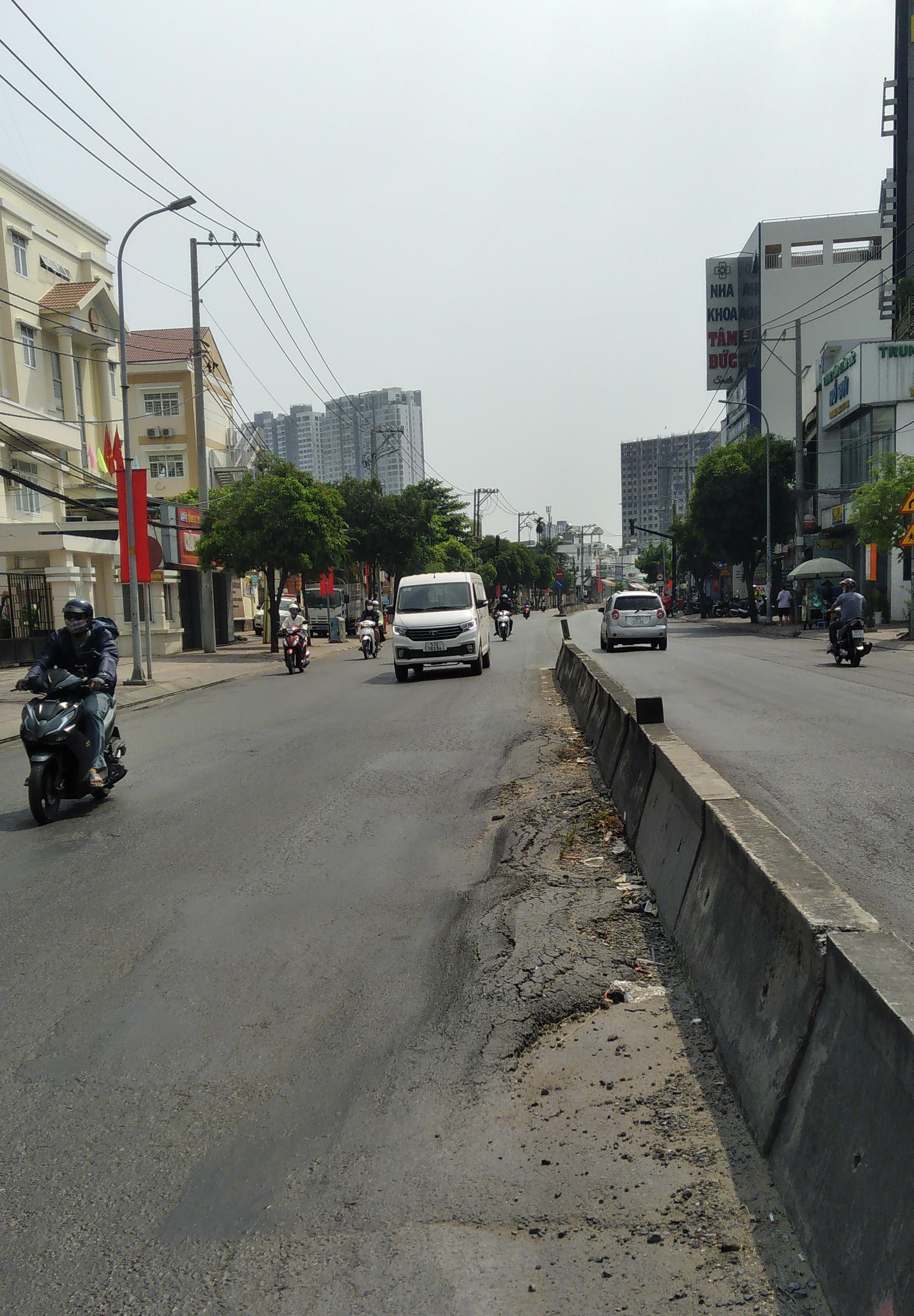 Mặt đường bị sụt l&uacute;n- Ảnh 1.