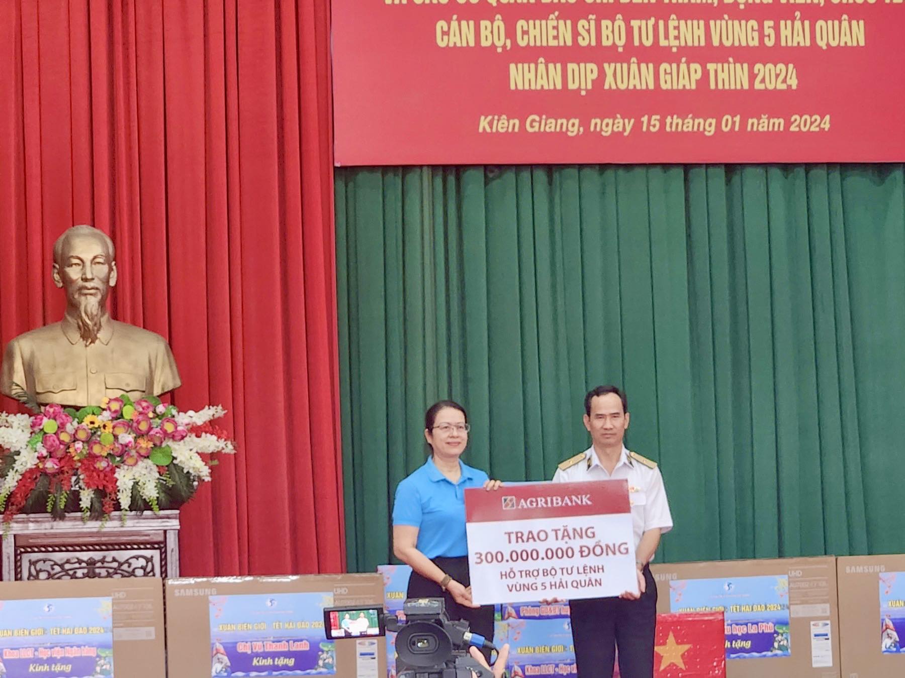 Nhiều tỉnh th&agrave;nh, doanh nghiệp tặng qu&agrave; Tết qu&acirc;n d&acirc;n c&aacute;c đảo T&acirc;y Nam- Ảnh 3.