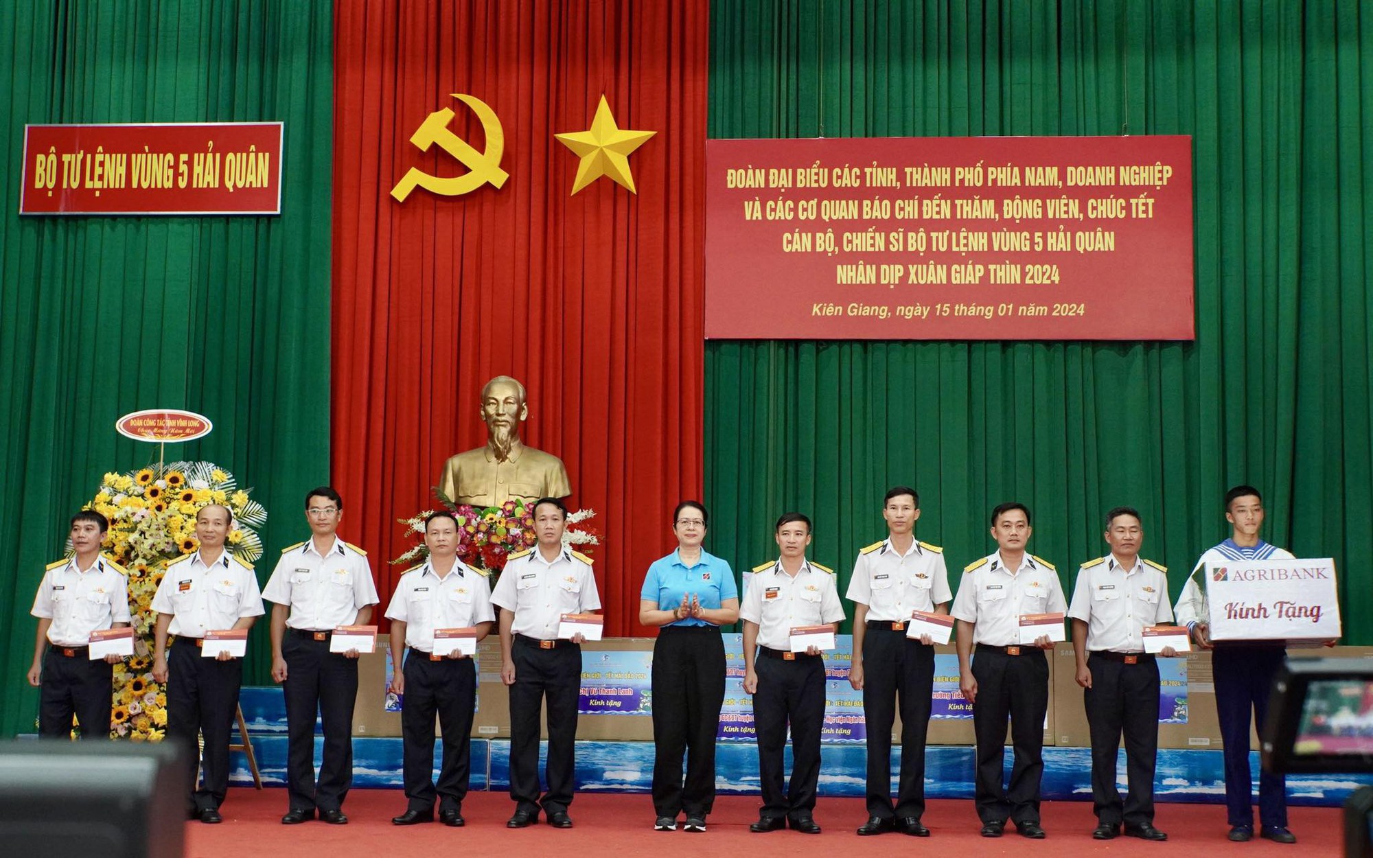 Nhiều tỉnh thành, doanh nghiệp tặng quà Tết quân dân các đảo Tây Nam