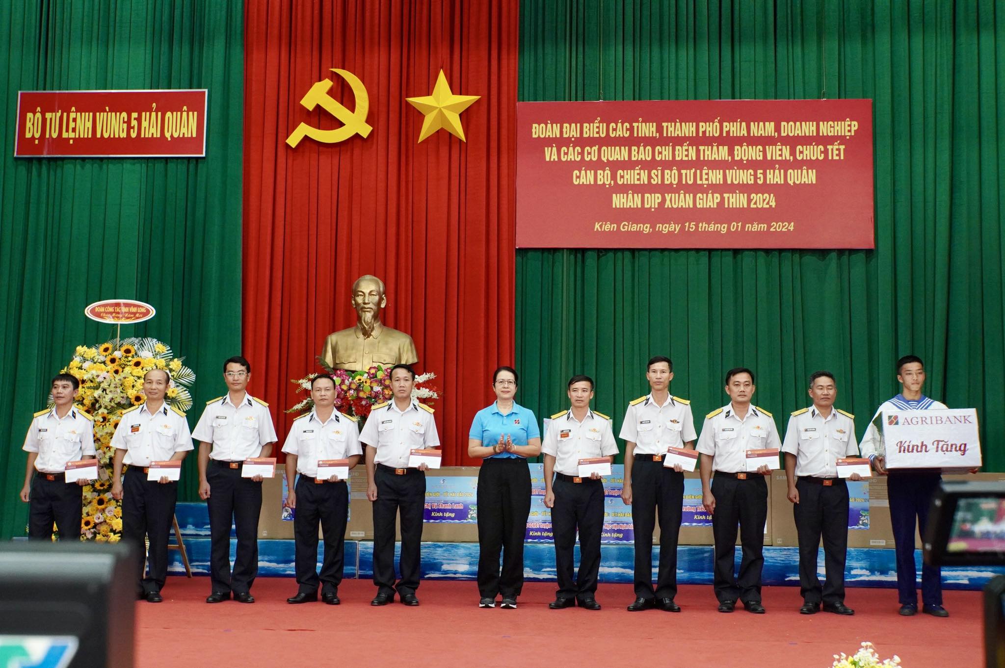 Nhiều tỉnh th&agrave;nh, doanh nghiệp tặng qu&agrave; Tết qu&acirc;n d&acirc;n c&aacute;c đảo T&acirc;y Nam- Ảnh 1.