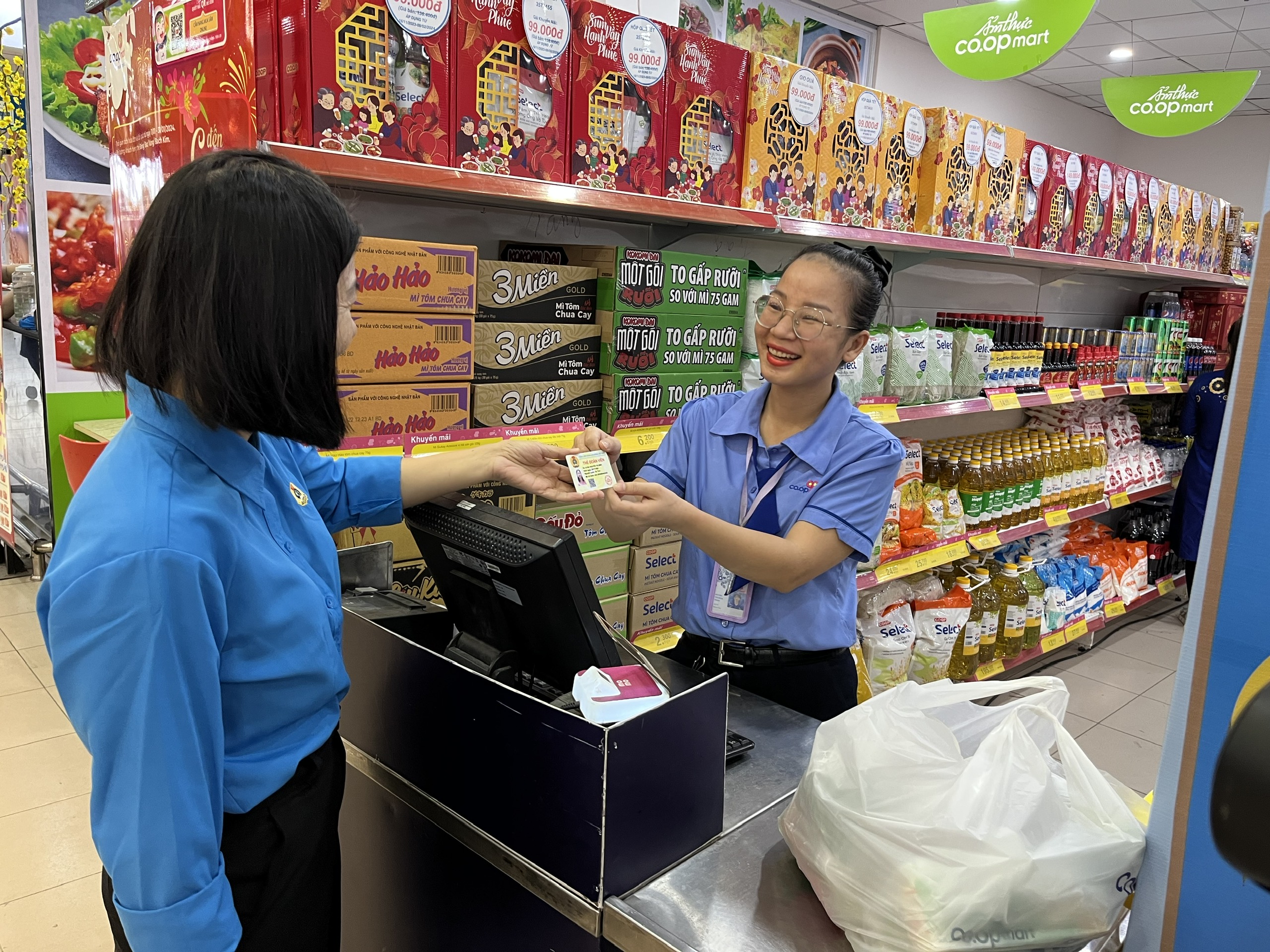 Chợ Tết Công đoàn 2024 mang niềm vui đến với người lao động- Ảnh 6.