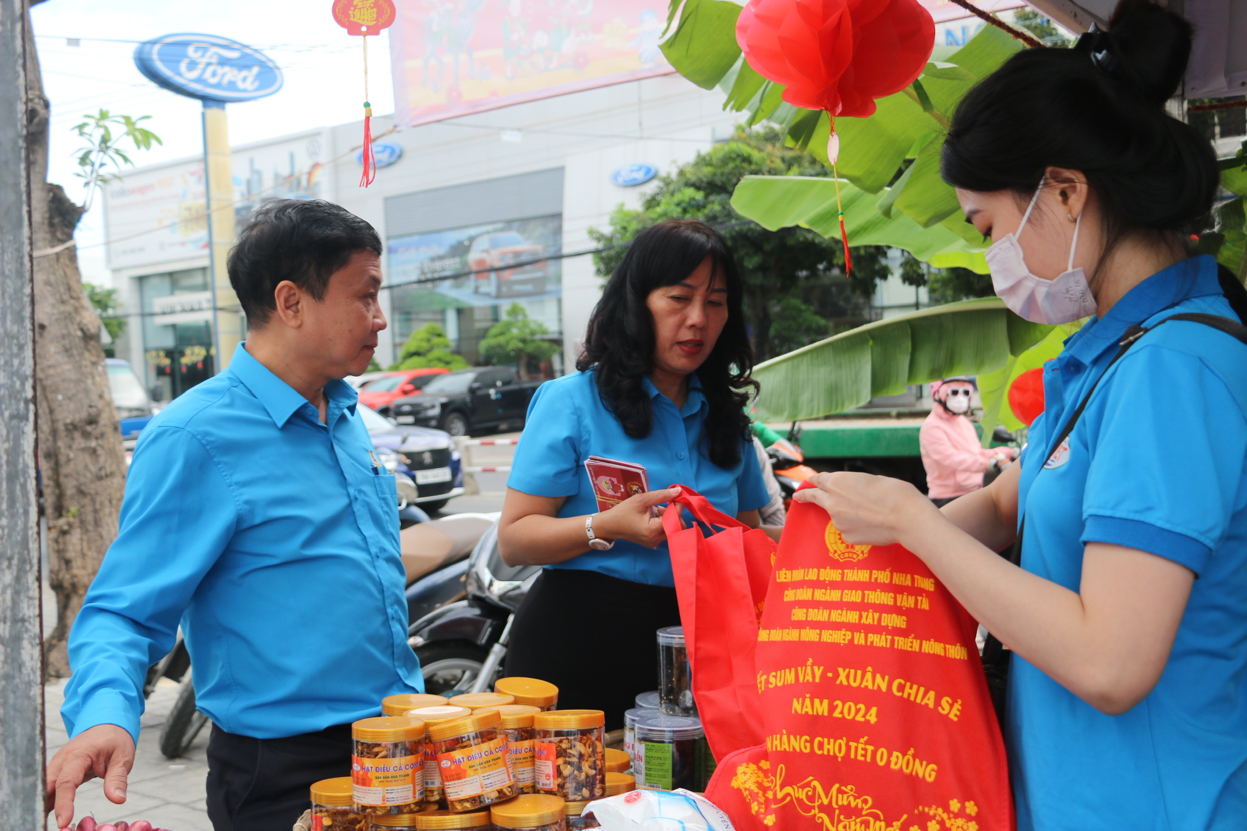 Chợ Tết Công đoàn 2024 mang niềm vui đến với người lao động- Ảnh 2.