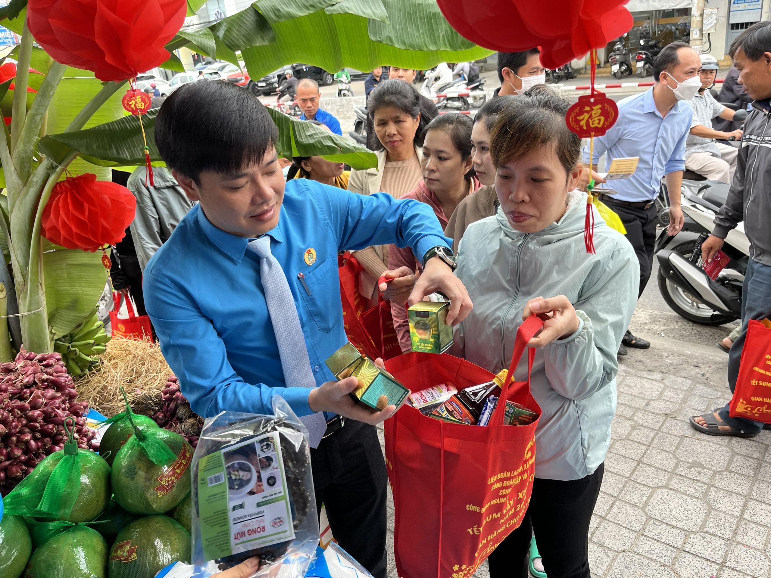 Chợ Tết Công đoàn 2024 mang niềm vui đến với người lao động- Ảnh 4.