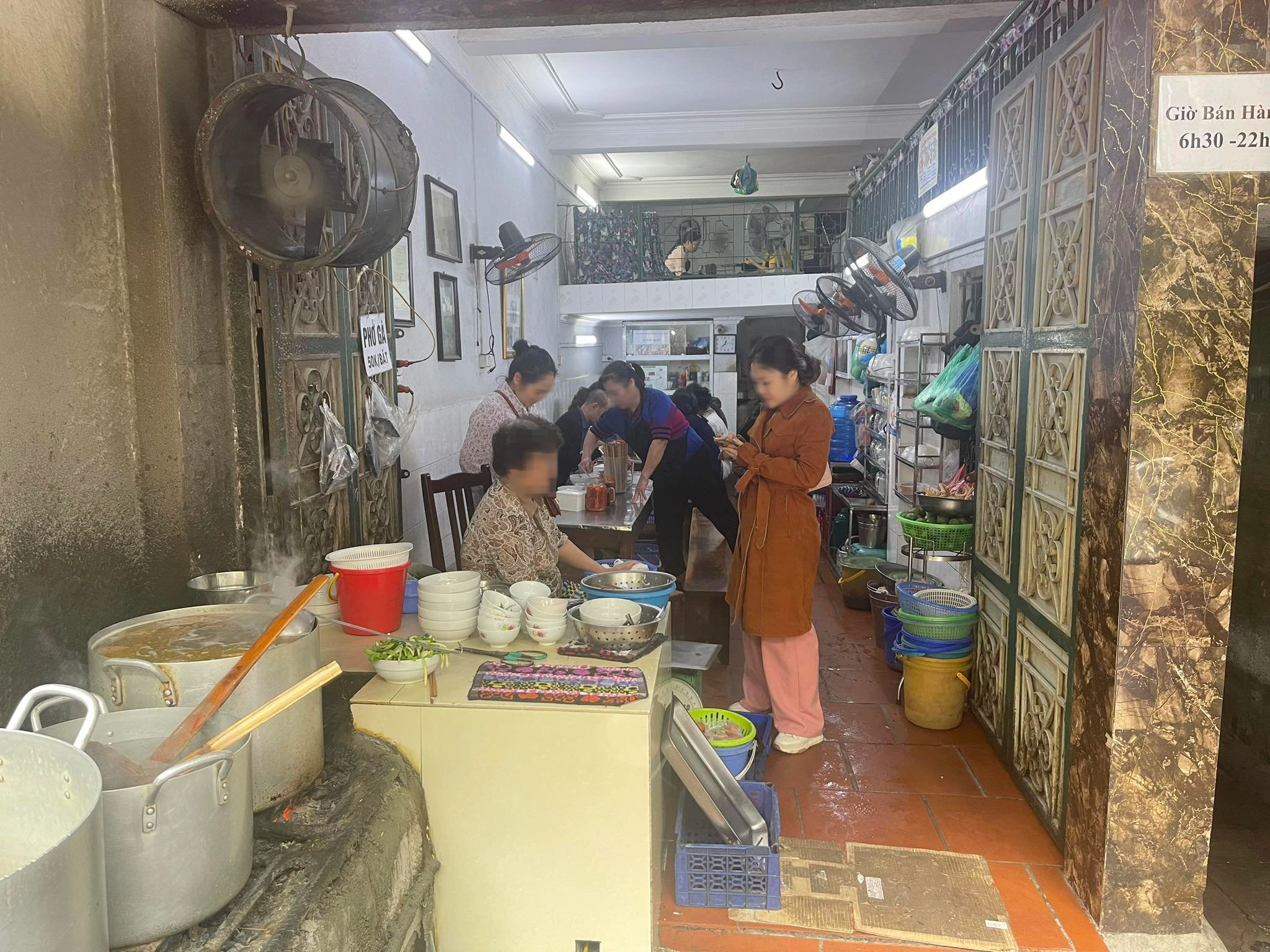Bị tố đuổi kh&aacute;ch v&igrave; ngồi xe lăn, chủ qu&aacute;n phở n&oacute;i g&igrave;?- Ảnh 3.