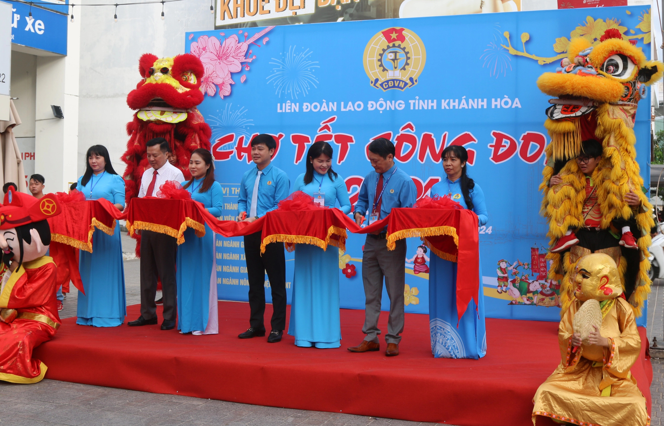 Chợ Tết Công đoàn 2024 mang niềm vui đến với người lao động- Ảnh 1.