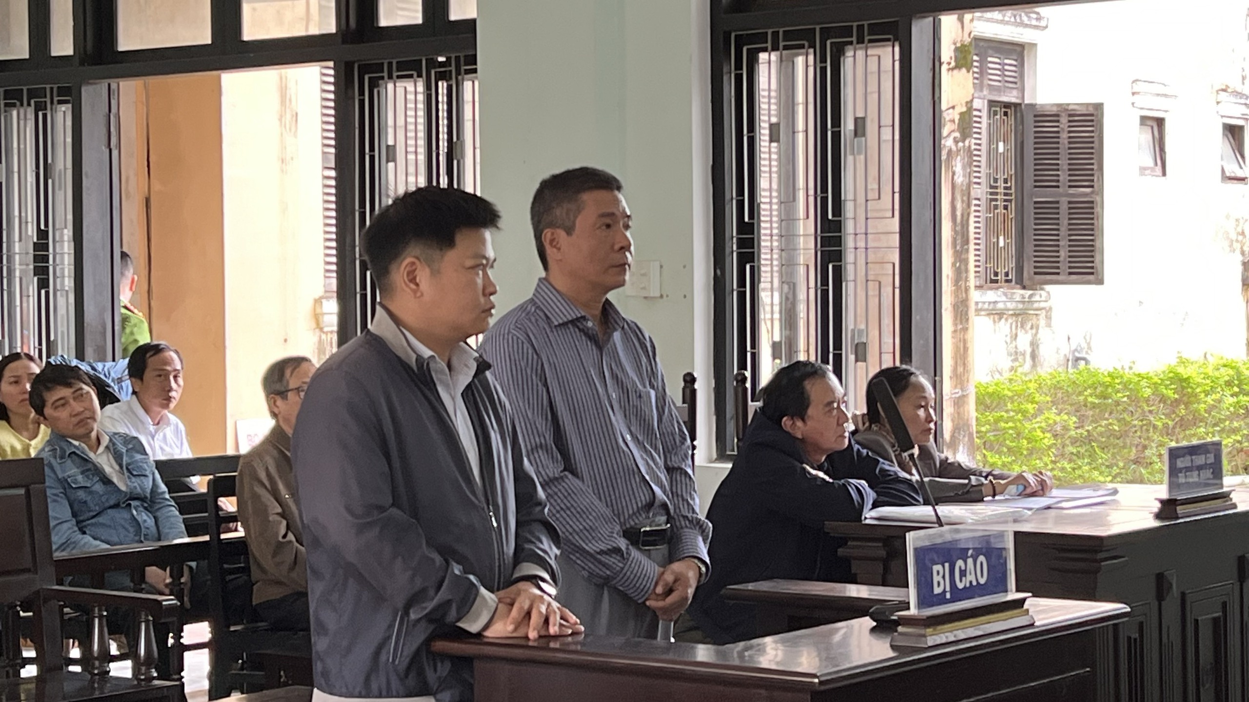 Gi&aacute;m đốc v&agrave; kế to&aacute;n CDC Thừa Thi&ecirc;n - Huế được "lại quả" hơn 200 triệu đồng sau chỉ định tr&uacute;ng 8 g&oacute;i thầu- Ảnh 1.