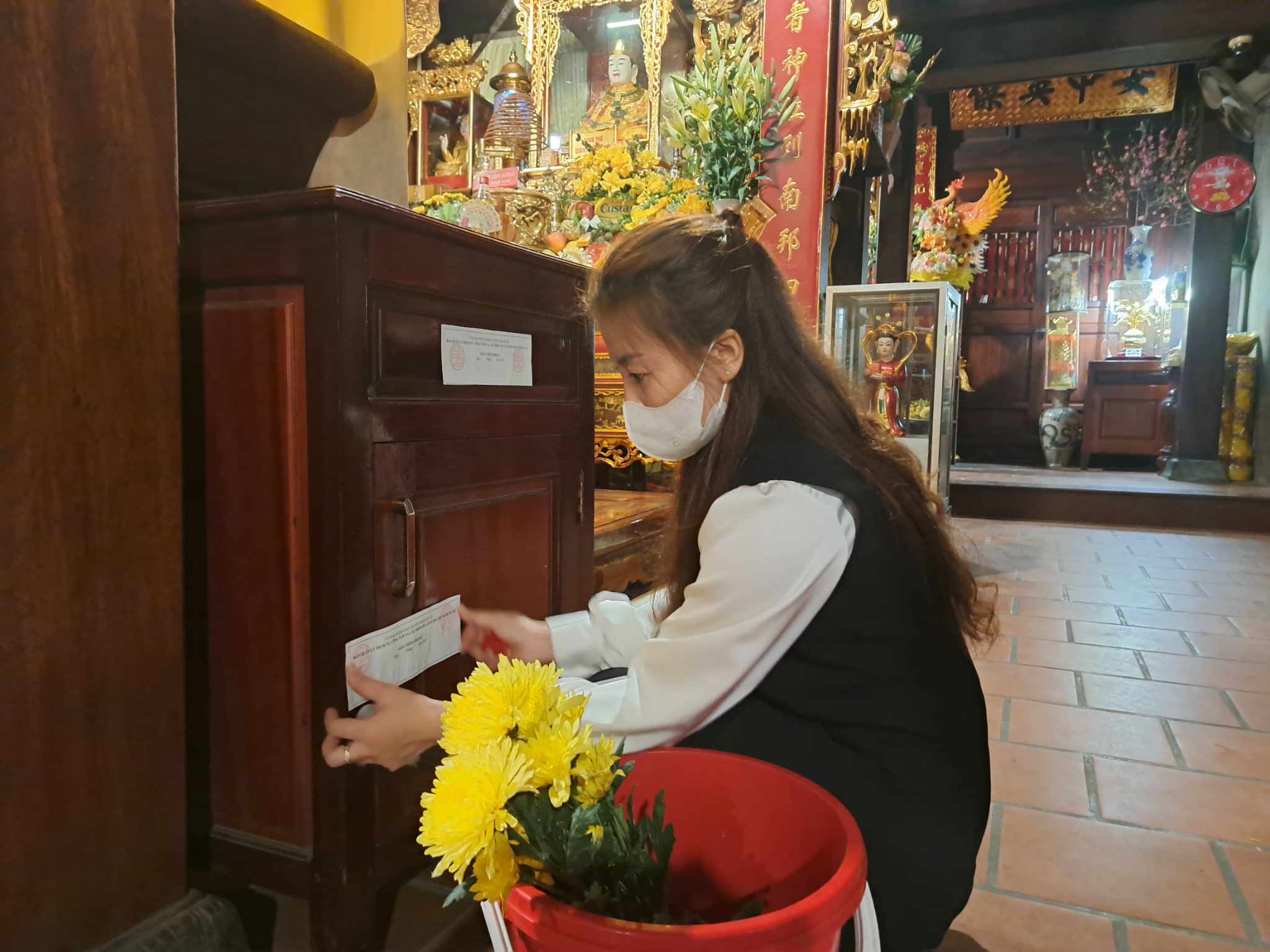 Gia đ&igrave;nh c&aacute;c &ldquo;thủ nhang&rdquo; b&agrave;n giao khu nội tự đền Chợ Củi- Ảnh 2.
