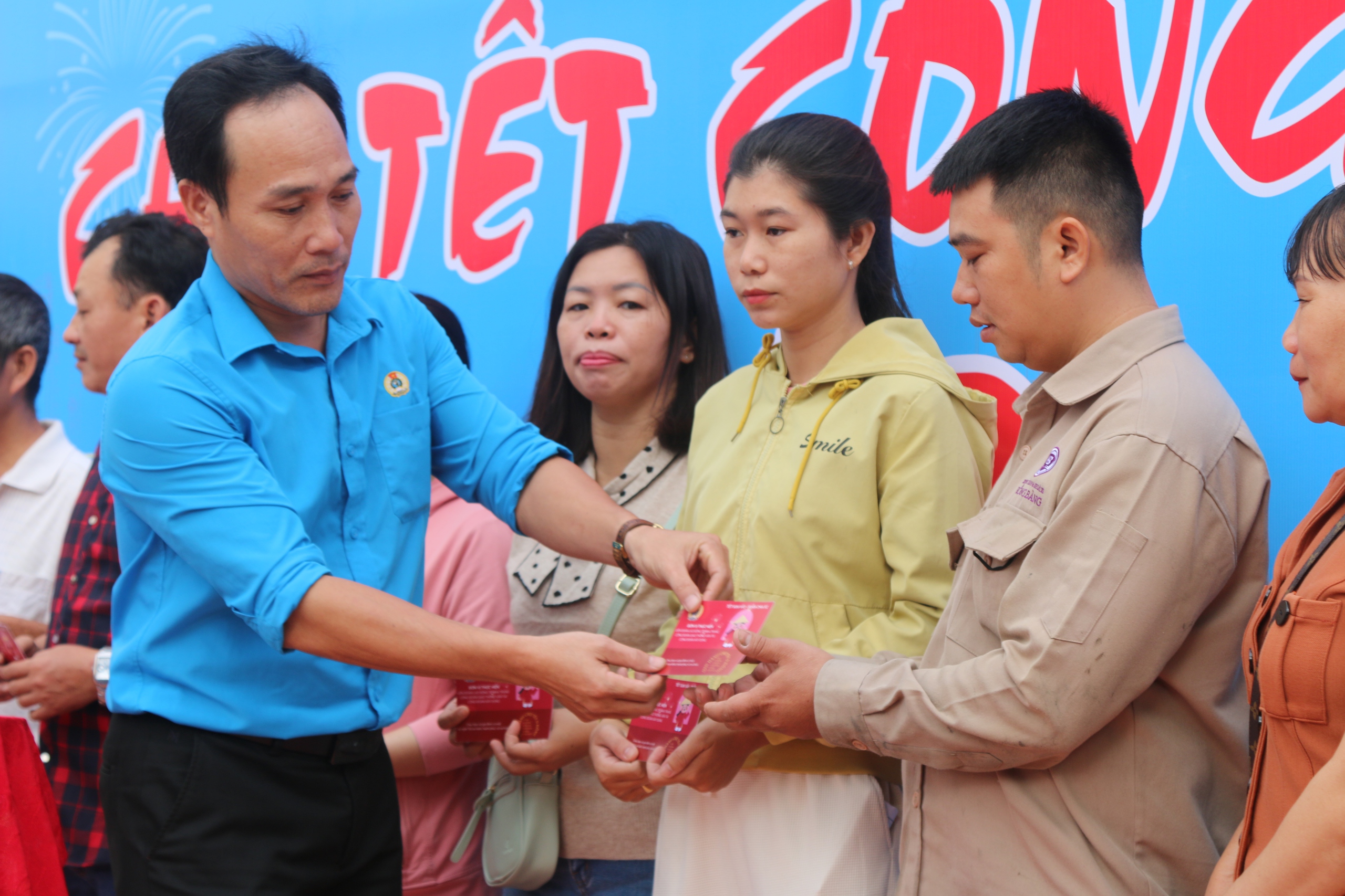 Chợ Tết Công đoàn 2024 mang niềm vui đến với người lao động- Ảnh 3.