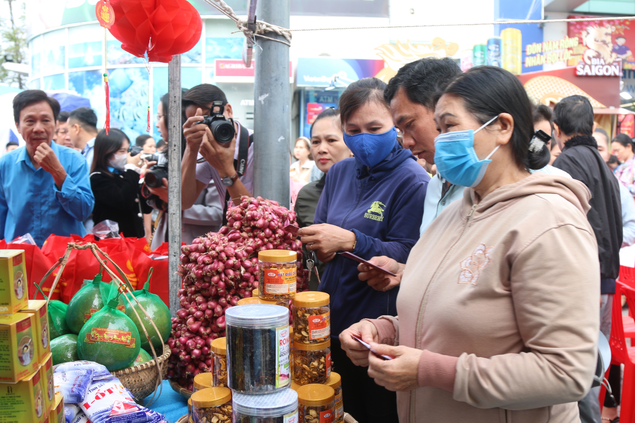 Chợ Tết Công đoàn 2024 mang niềm vui đến với người lao động- Ảnh 5.