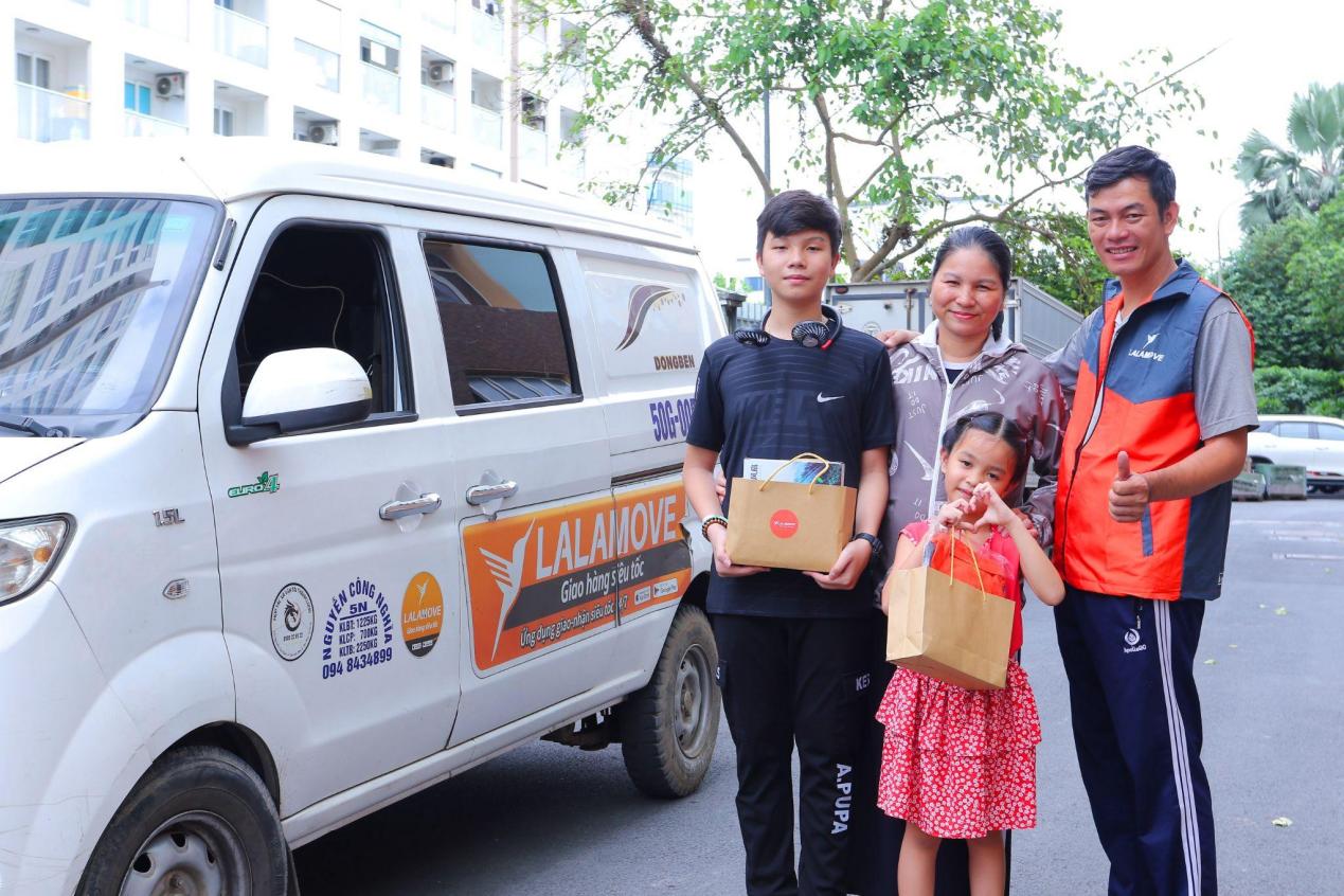 Lalamove trao quà đến tài xế và con nhỏ nhân dịp năm mới- Ảnh 1.