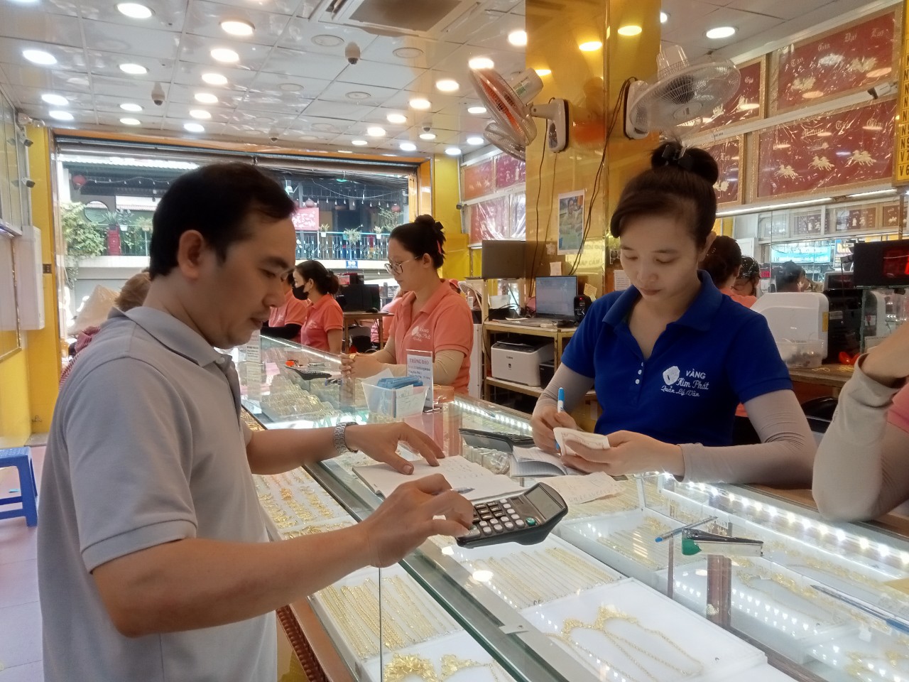 Gi&aacute; v&agrave;ng h&ocirc;m nay 15-11: V&agrave;ng miếng SJC tăng n&oacute;ng- Ảnh 1.