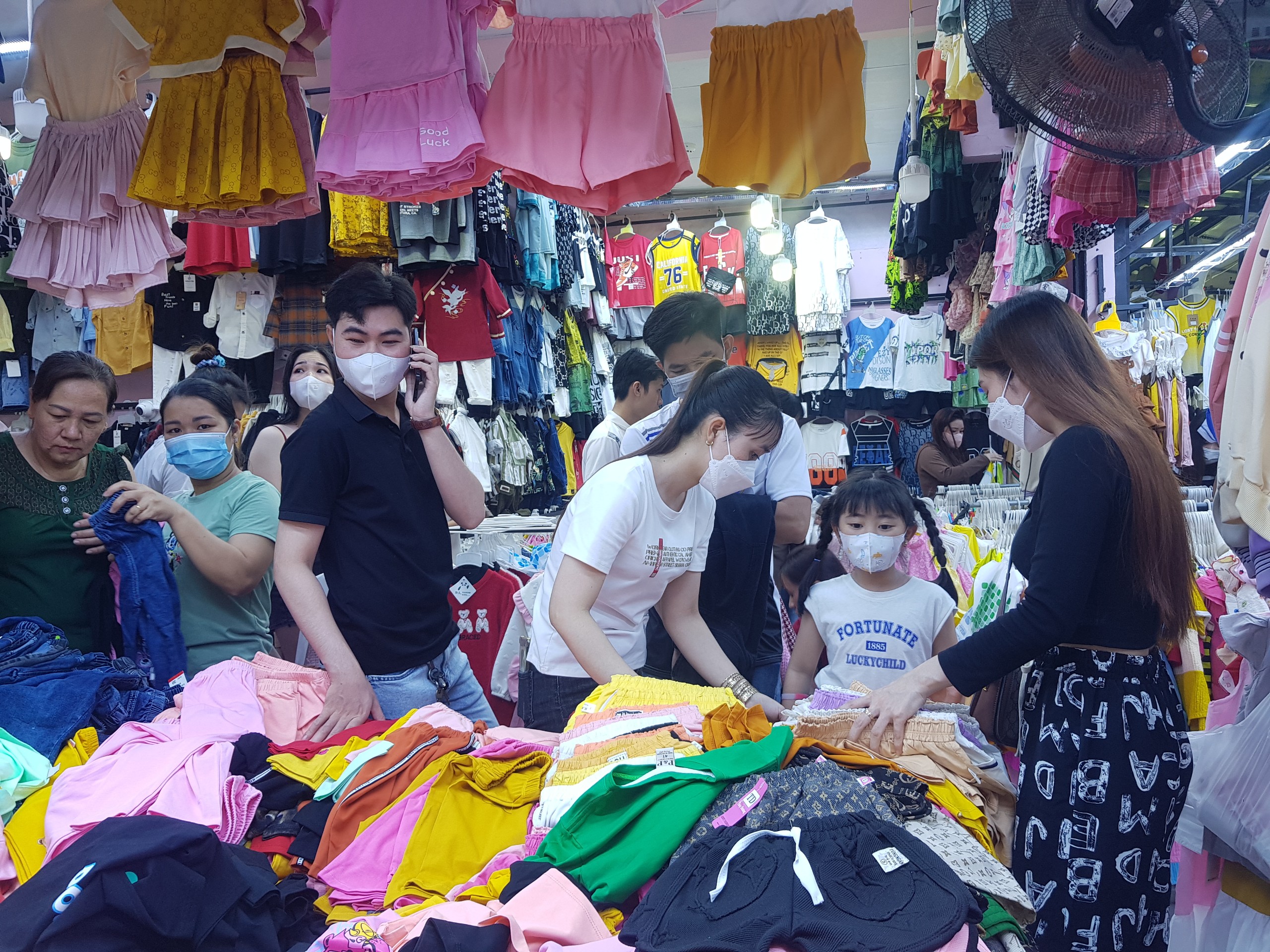 Đ&igrave;u hiu chợ Tết c&ocirc;ng nh&acirc;n- Ảnh 2.